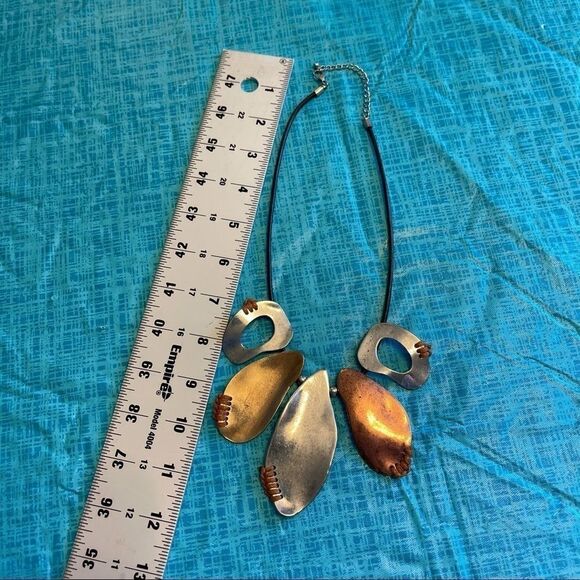 ORGANIC SHAPE SHORT STATEMENT NECKLACE - Picture 7 of 8